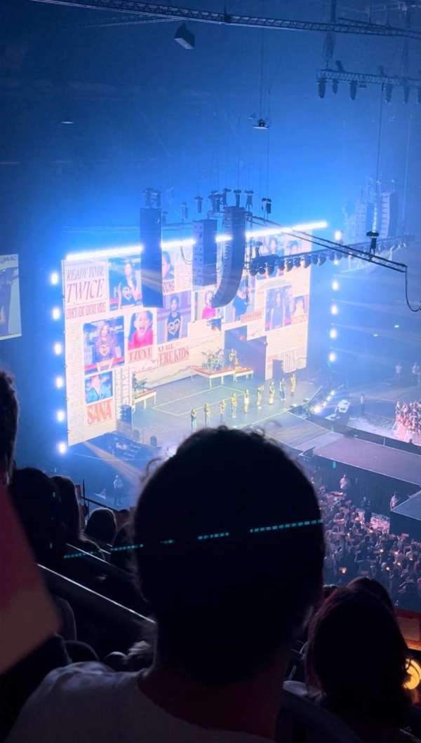 Uber Arena, section: 404, row: 9, seat: 17