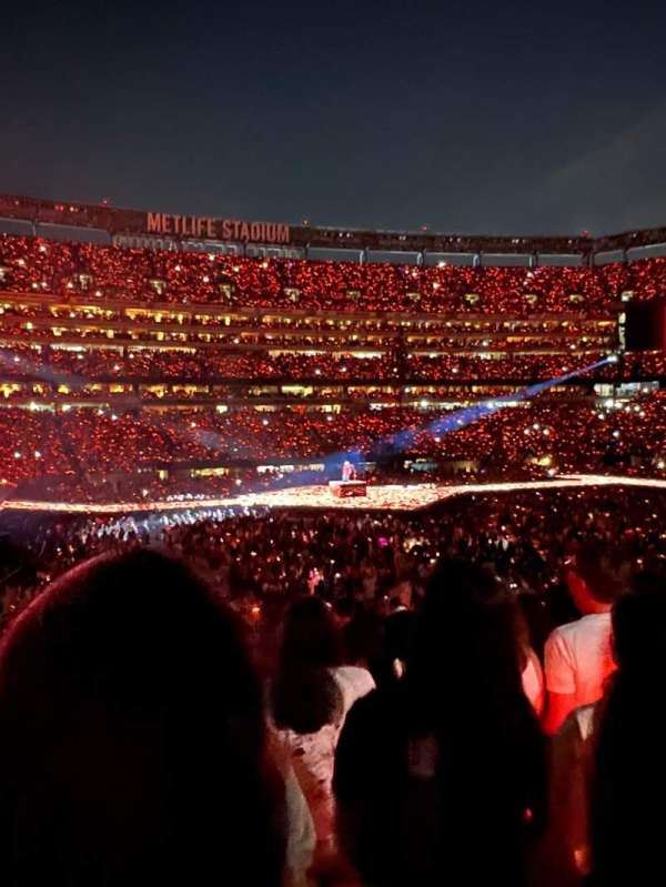 MetLife Stadium, section: 142, row: 21