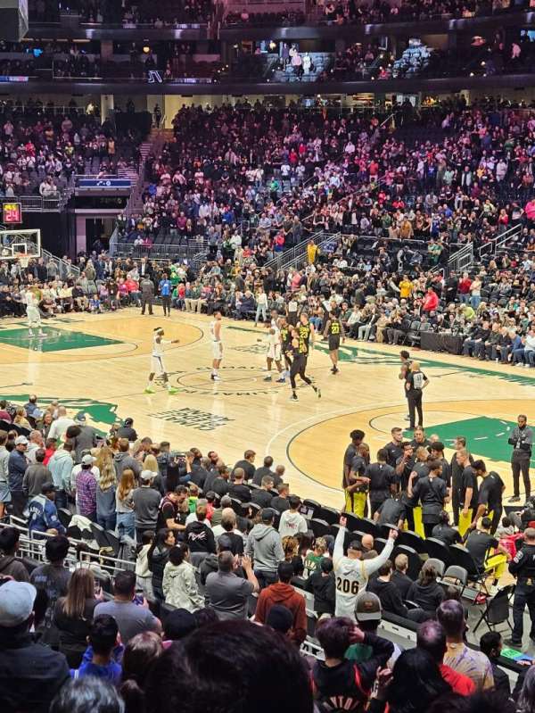 Climate Pledge Arena, section: 24, row: S, seat: 10