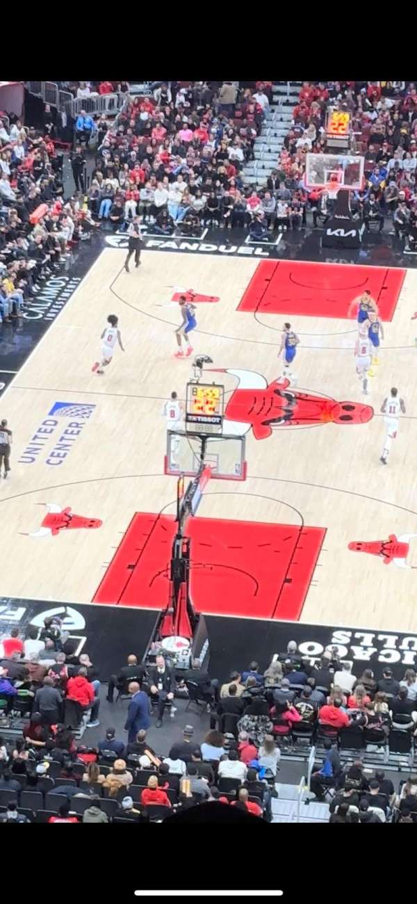 United Center, section: 325, row: 14, seat: 16