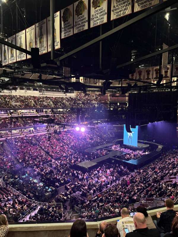 United Center, section: 305, row: 5, seat: 9
