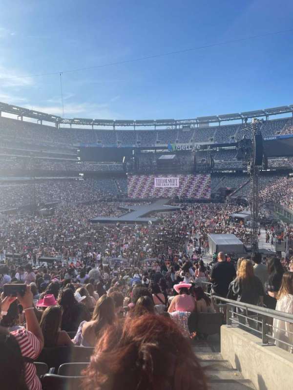 MetLife Stadium, section: 124, row: 41, seat: 1
