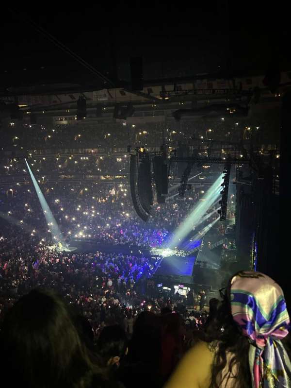 United Center, section: 332, row: 6, seat: 1