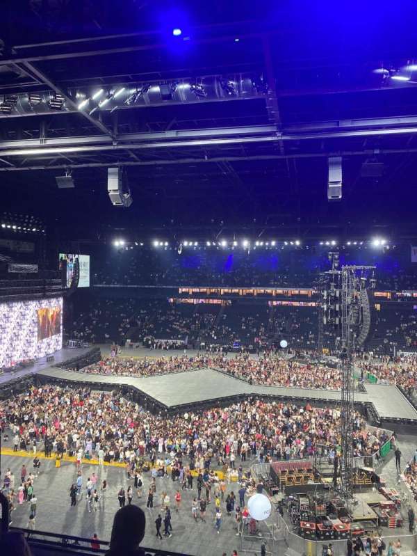 Paris La Défense Arena, section: 404, row: 47, seat: 32