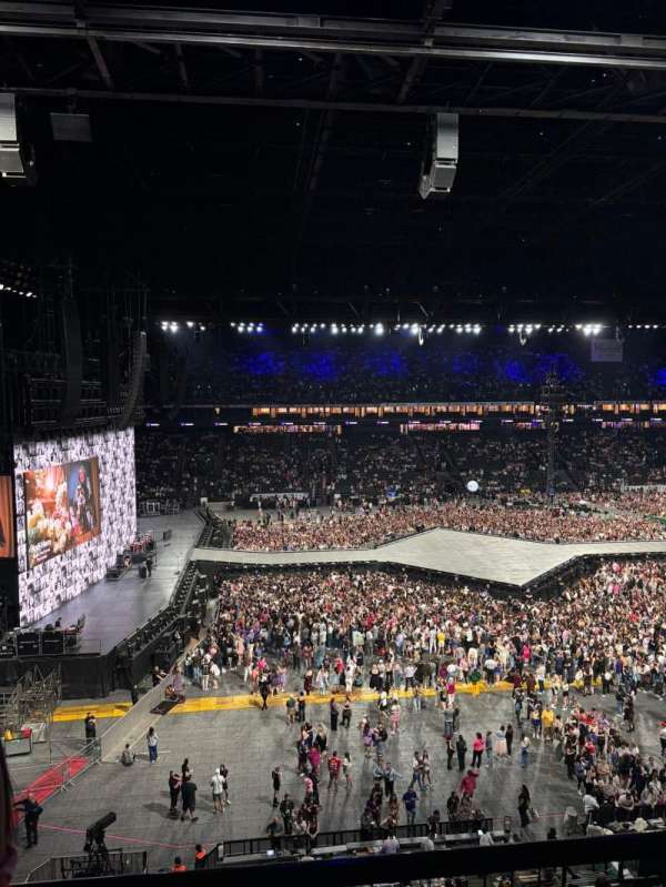 Paris La Défense Arena, section: 402, row: 42, seat: 36