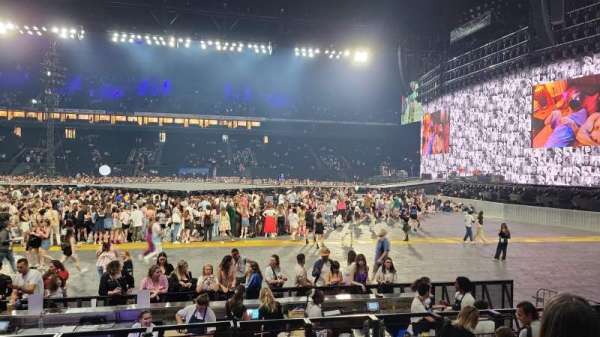 Paris La Défense Arena, section: 116, row: 11, seat: 04