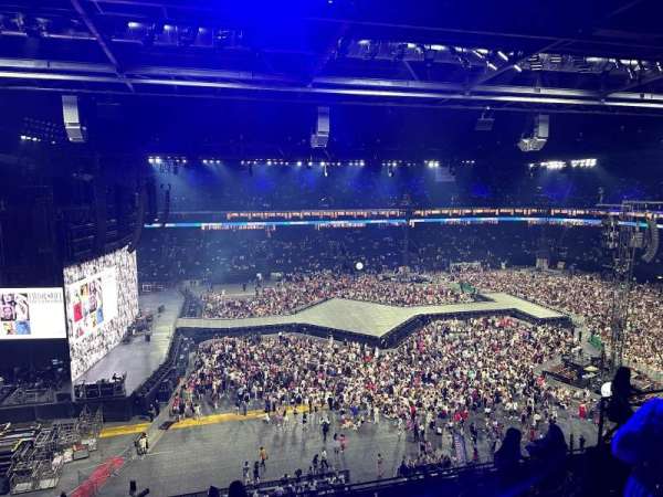 Paris La Défense Arena, section: 402, row: 51, seat: 37