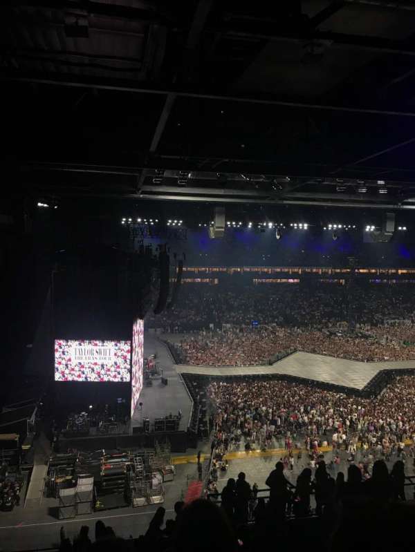 Paris La Défense Arena, section: 402, row: 57, seat: 7