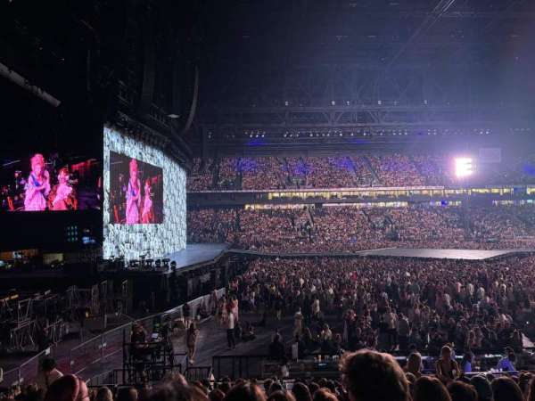 Paris La Défense Arena, section: 102, row: 18, seat: 32
