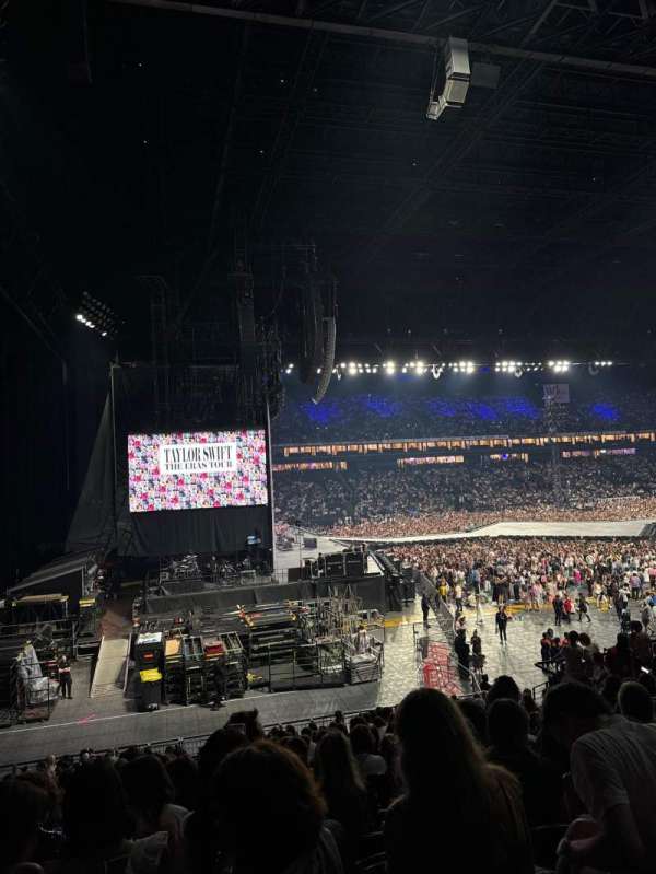 Paris La Défense Arena, section: 101, row: 27, seat: 22