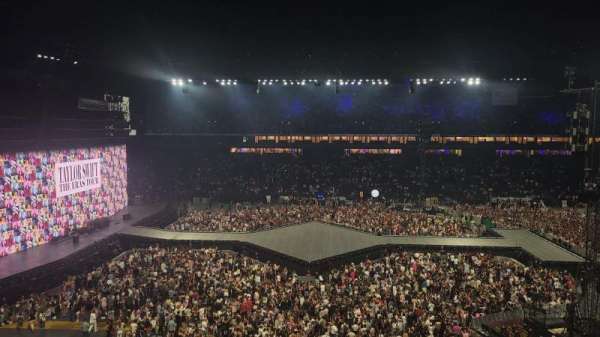Paris La Défense Arena, section: 404, row: 42, seat: 3