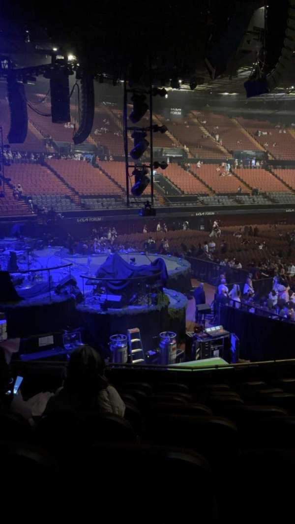 Kia Forum, section: 123, row: 8, seat: 3