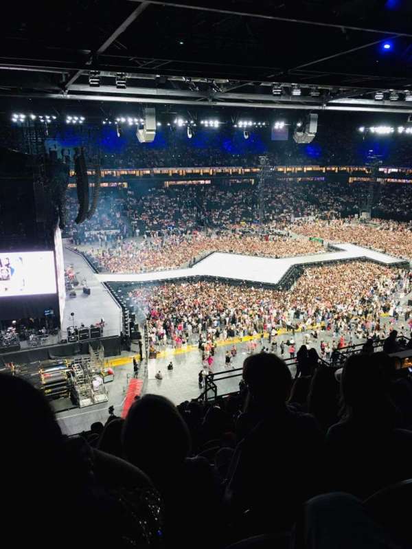 Paris La Défense Arena, section: 402, row: 58, seat: 1