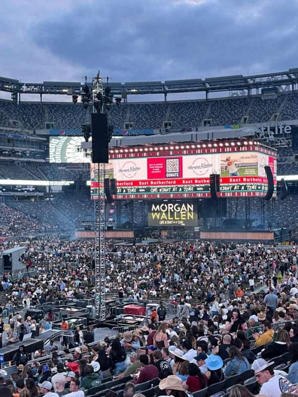 MetLife Stadium, section: 121, row: 24, seat: 2