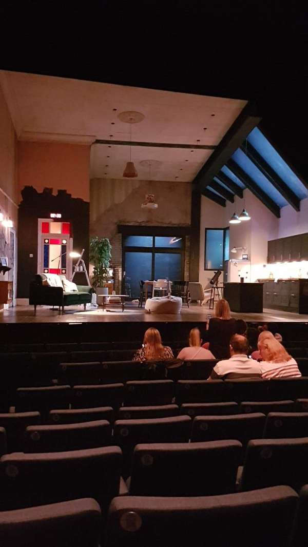 New Victoria Theatre, section: Stalls, row: G, seat: 28