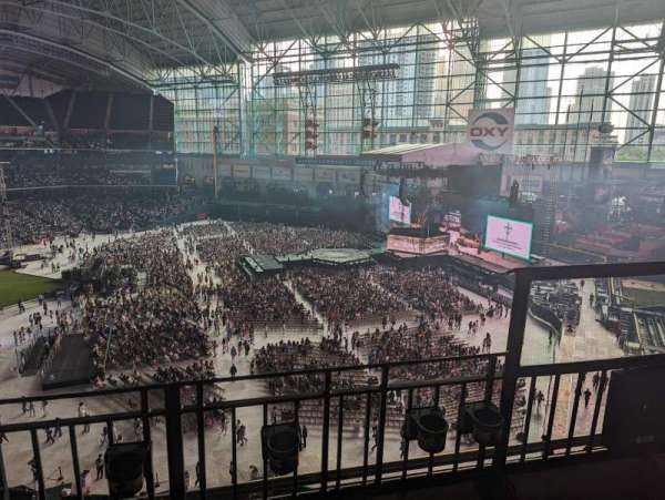 Daikin Park, section: 332, row: 2, seat: 14