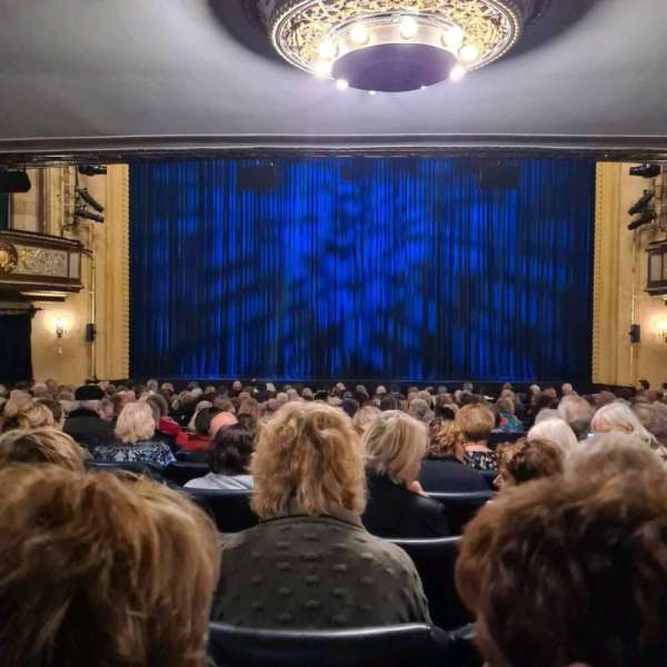 Comedy Theatre, section: Stalls, row: Q, seat: 22