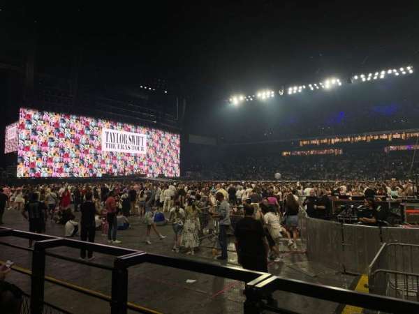 Paris La Défense Arena, section: 104, row: 6, seat: 37