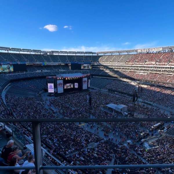 MetLife Stadium, section: 332, row: 5, seat: 2