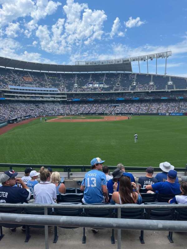 Kauffman Stadium, section: 252, row: EE, seat: 7