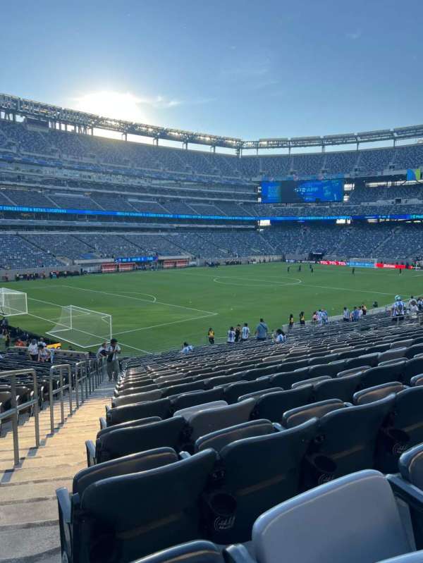 MetLife Stadium, section: 118, row: 32, seat: 28