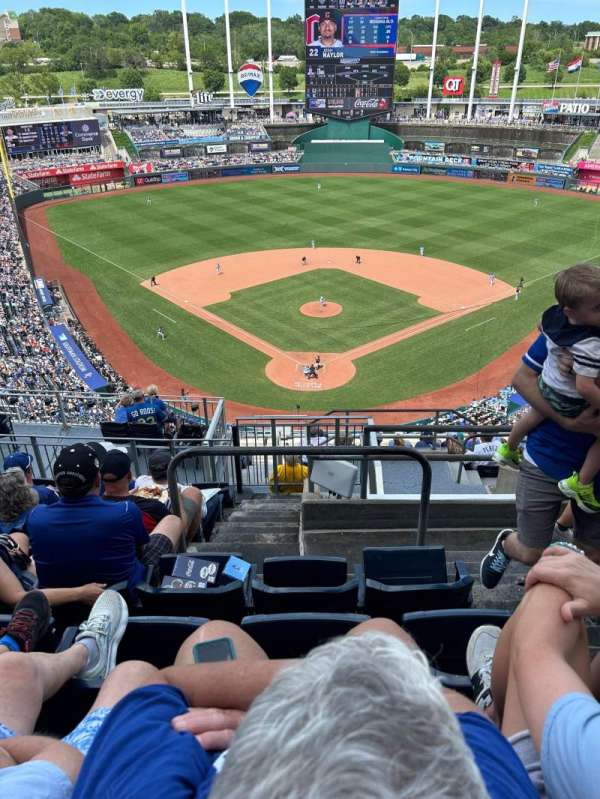 Kauffman Stadium, section: 420, row: DD, seat: 17