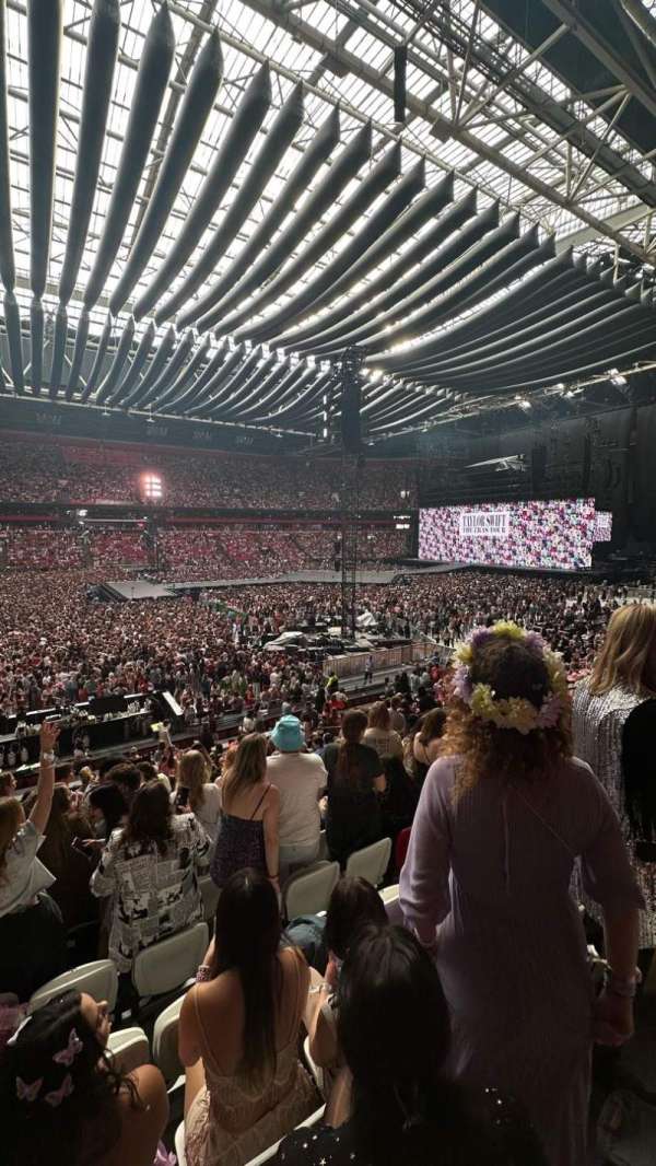 Johan Cruijff ArenA, section: 121, row: 18, seat: 211