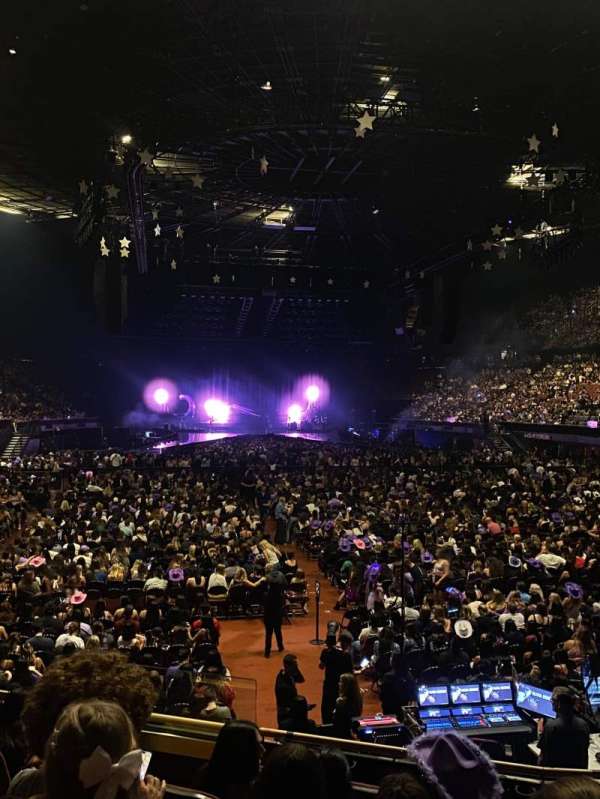 Kia Forum, section: 135, row: 6, seat: 4