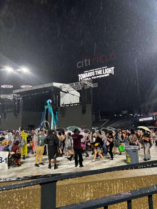 Citi Field, section: 107, row: D, seat: 3