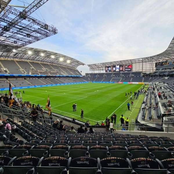 BMO Stadium, section: 101, row: Q, seat: 16