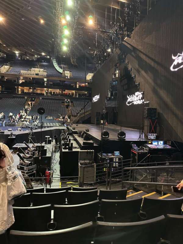 Oakland Arena, section: 127, row: 6, seat: 5
