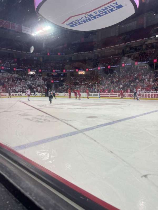 Kohl Center, section: LE, row: DD, seat: 14