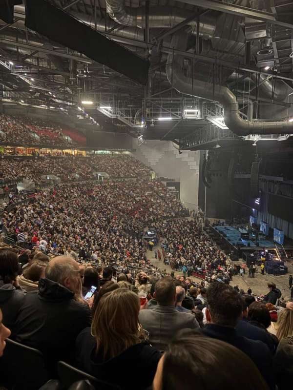First Direct Bank Arena, section: 220, row: O, seat: 11