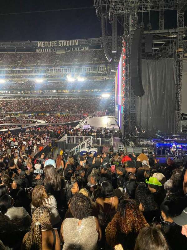 MetLife Stadium, section: 110, row: 24, seat: 7