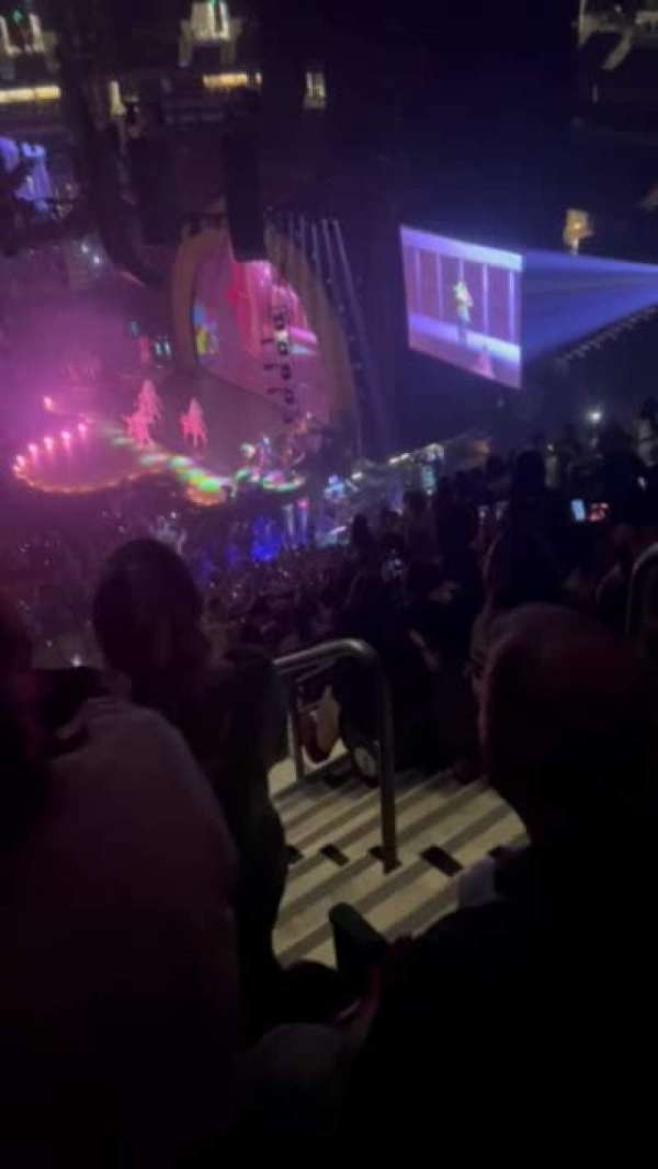 Honda Center, section: 433, row: 6, seat: 2