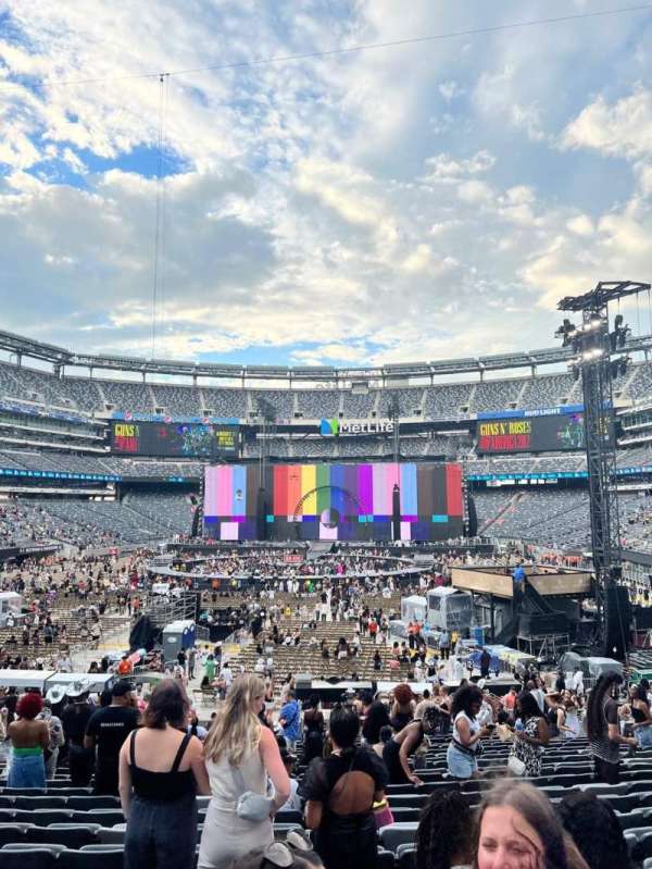 MetLife Stadium, section: 124, row: 24, seat: 18
