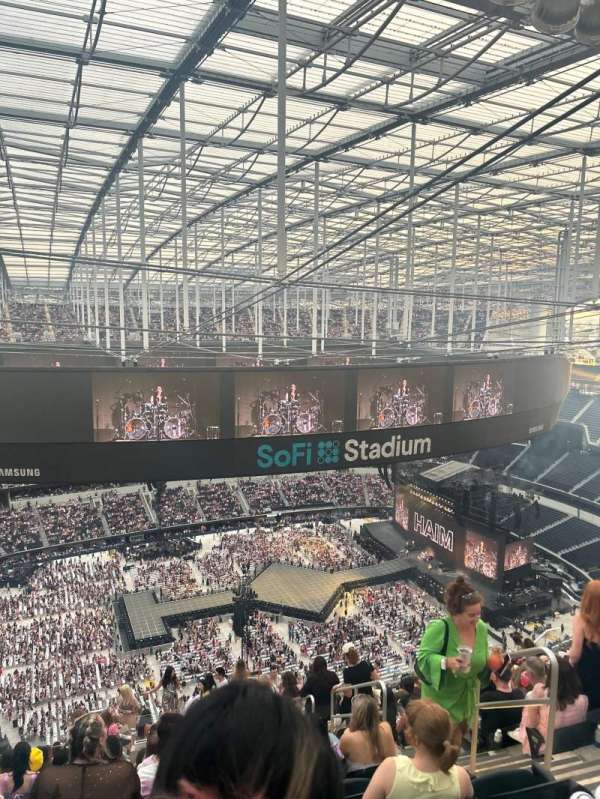 SoFi Stadium, section: 537, row: 18, seat: 4