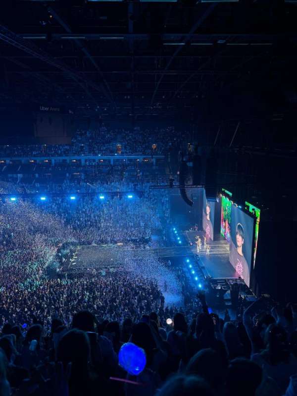 Uber Arena, section: 420, row: 8, seat: 8