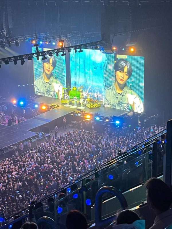 Uber Arena, section: 416, row: 9, seat: 12