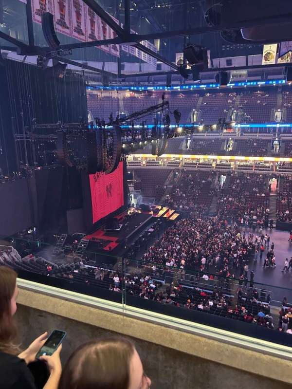 United Center, section: 318, row: 2, seat: 4