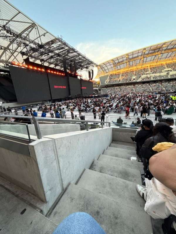 BMO Stadium, section: 133, row: E, seat: 12
