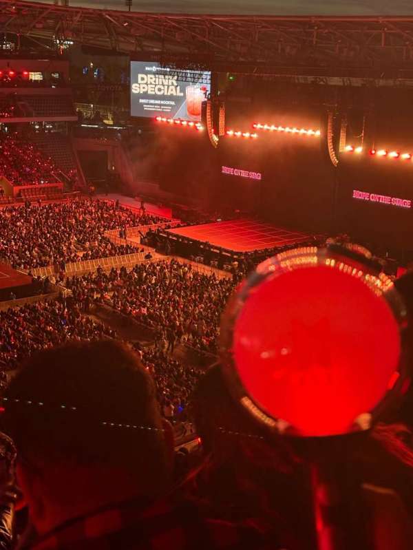 BMO Stadium, section: 214, row: W, seat: 5