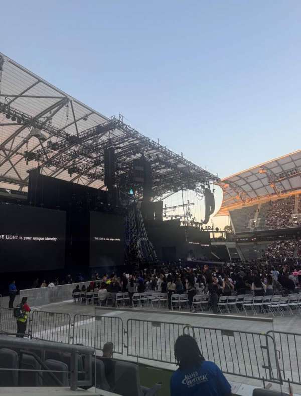 BMO Stadium, section: 133, row: B, seat: 6