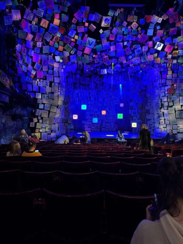 Cambridge Theatre, section: Stalls, row: Q, seat: 22