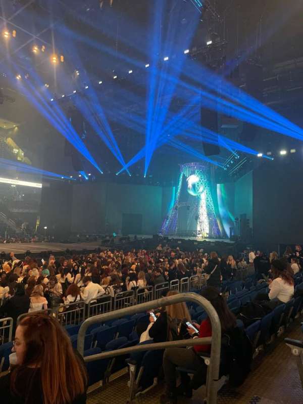 Uber Arena, section: 206, row: 7, seat: 14