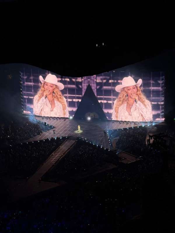 SoFi Stadium, section: 528, row: 11, seat: 13