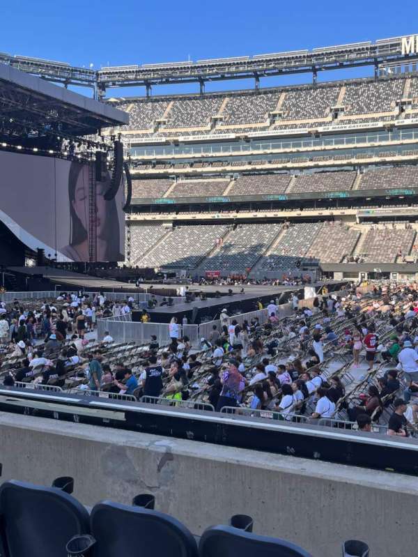 MetLife Stadium, section: 139, row: 9, seat: 9