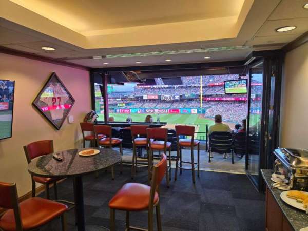 Citizens Bank Park, section: Suite 27, seat: 8