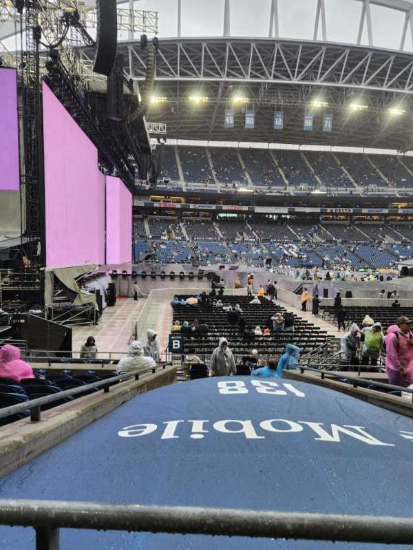 Lumen Field, section: 138, row: M, seat: 8