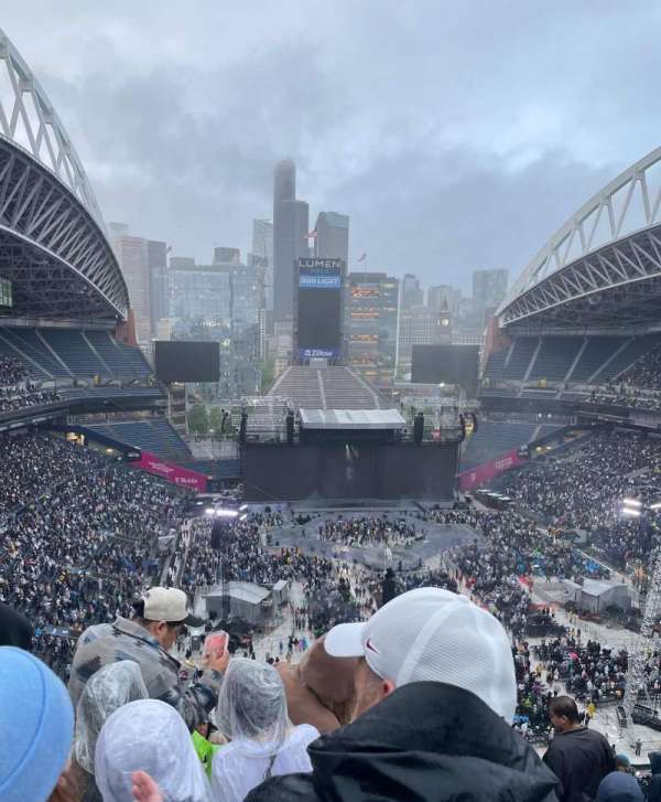 Lumen Field, section: 324, row: X, seat: 18